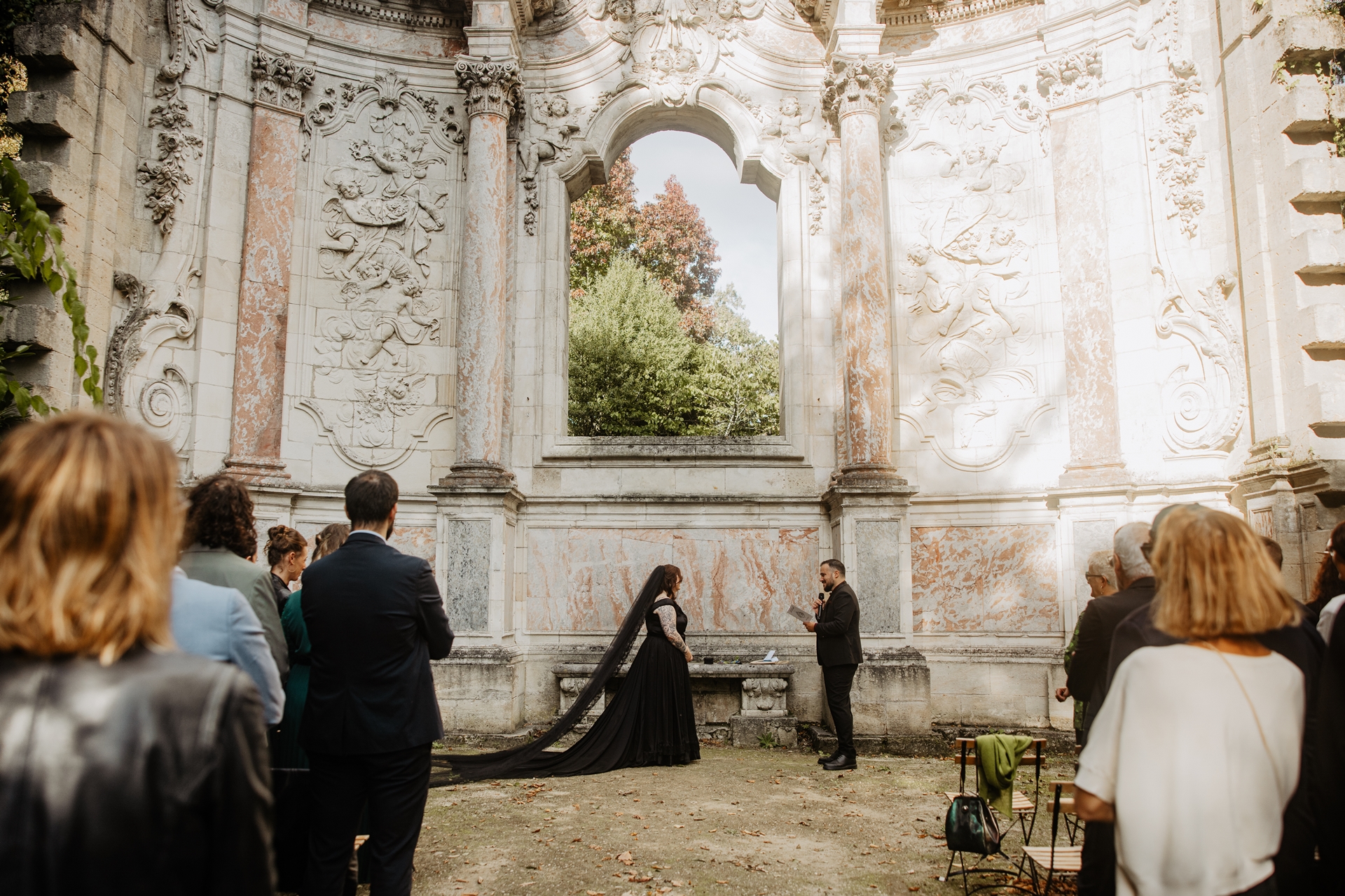 cérémonie laique pour un mariage en noir dans le parc du Chateau du Taillan près de Bordeaux