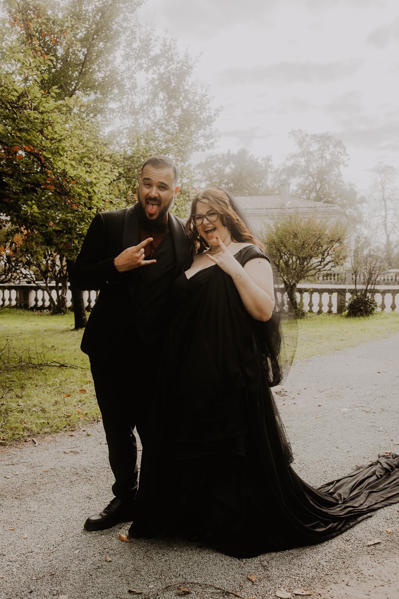 Couple gothique amoureux au coucher du soleil