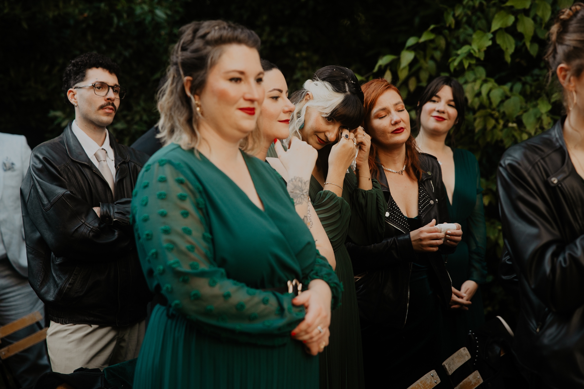 invités émus lors de la cérémonie laique d'un mariage automnal près de Bordeaux