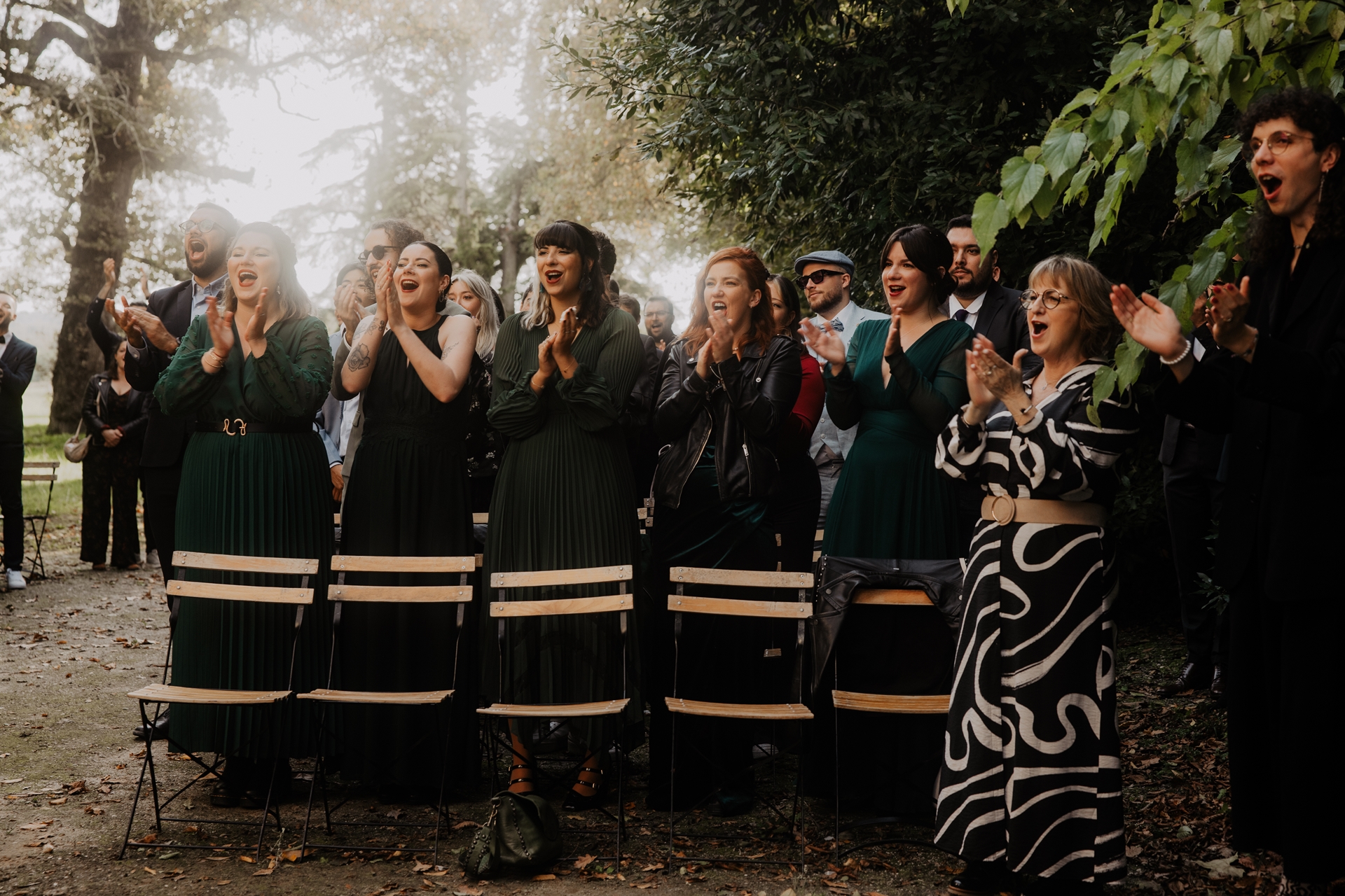invités émus lors de la cérémonie laique d'un mariage automnal près de Bordeaux