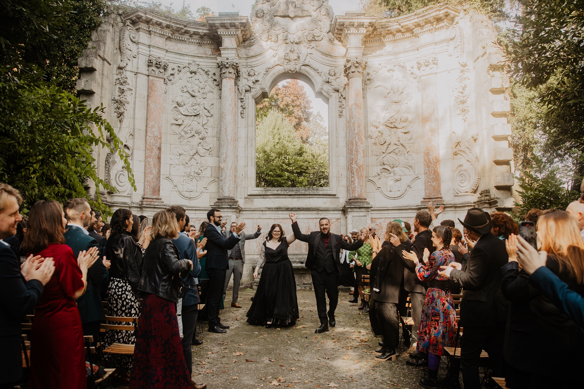 Couple fan de métal pendant leur mariage automnal