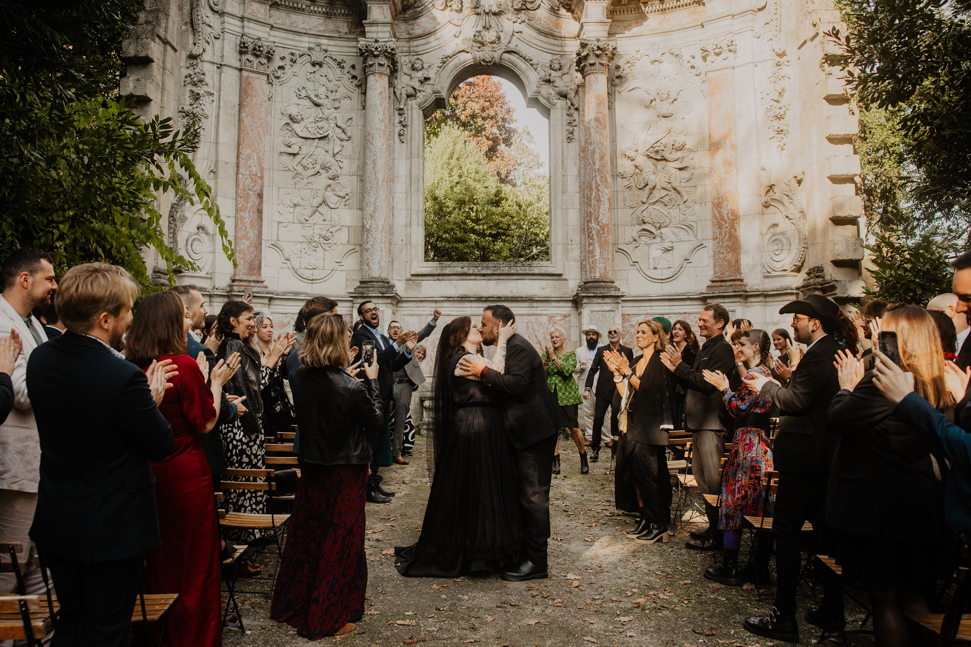 Couple fan de métal pendant leur mariage automnal à leur cérémonie