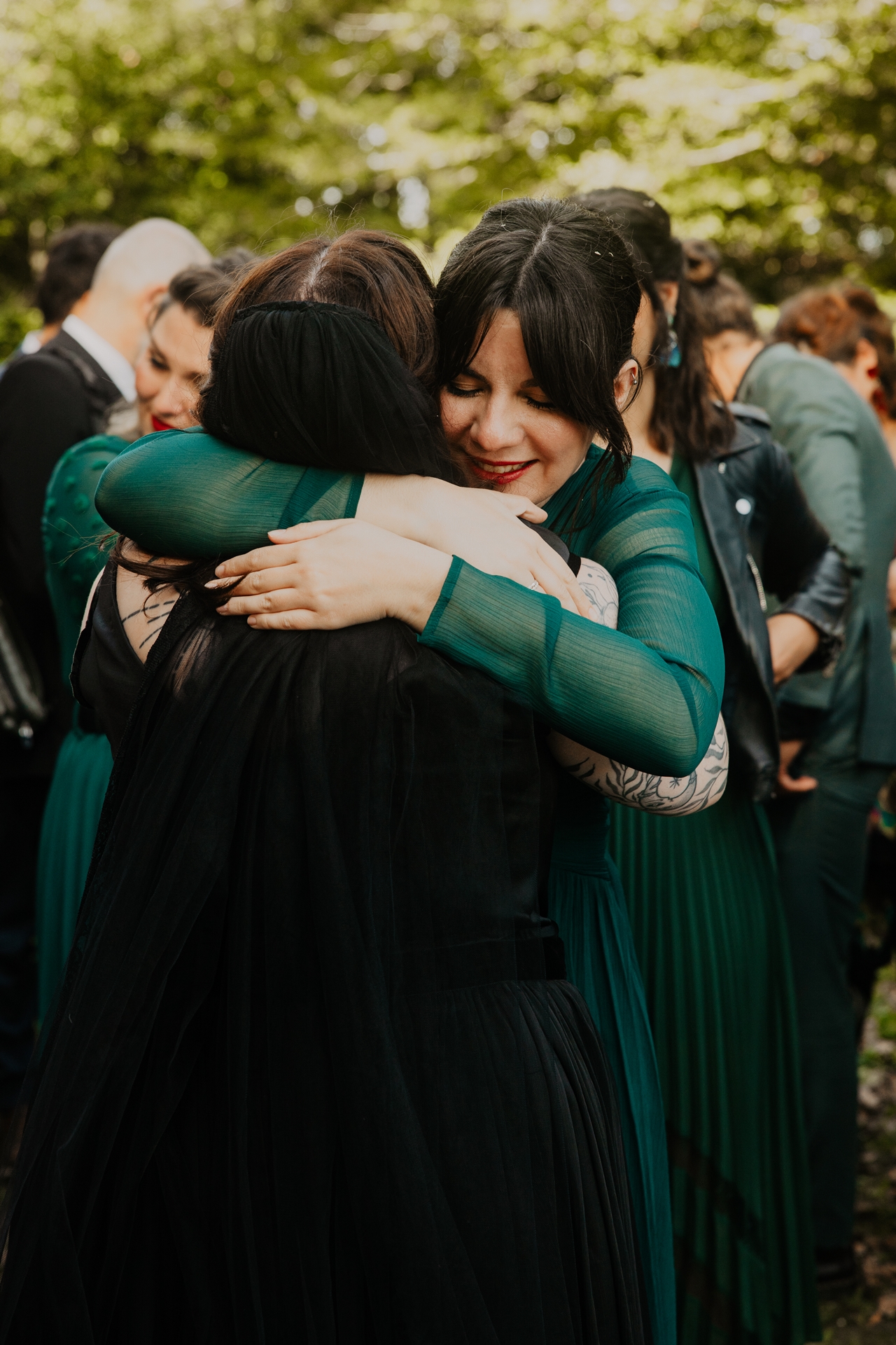 calin entre la mariée et sa témoin après la cérémonie laique