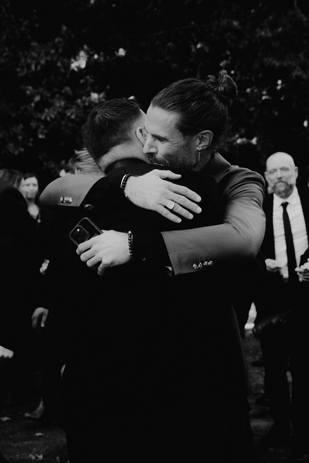 calin entre le marié et son témoin après la cérémonie laique