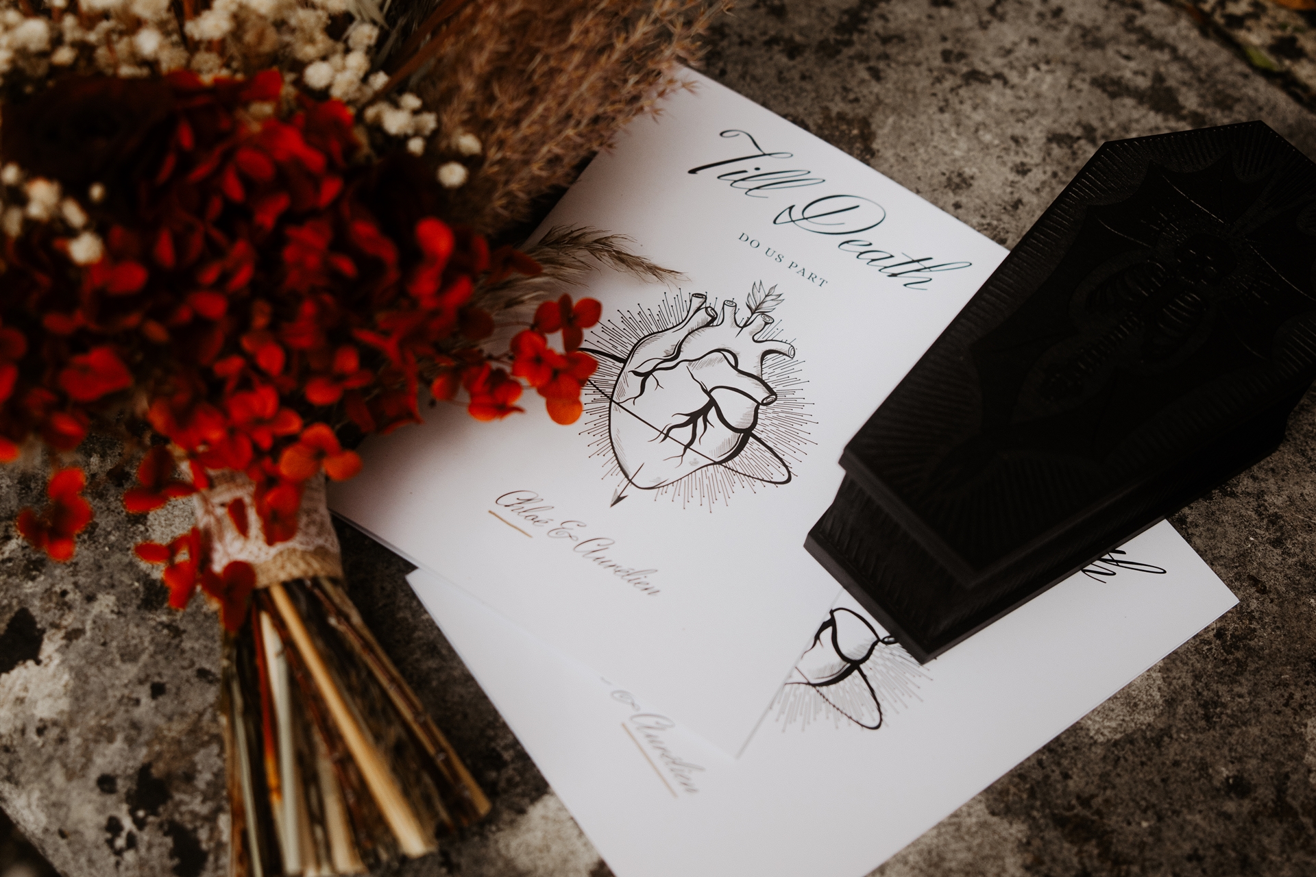 Détails de table mariage noir gothique au Château du Taillan