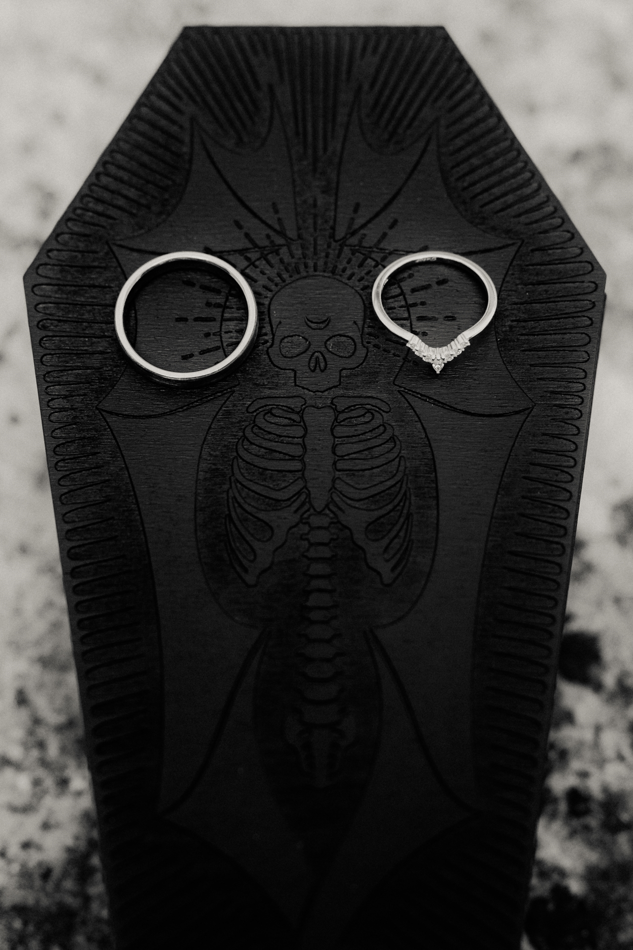 Porte alliance mariage gothique en forme de cercueil noir