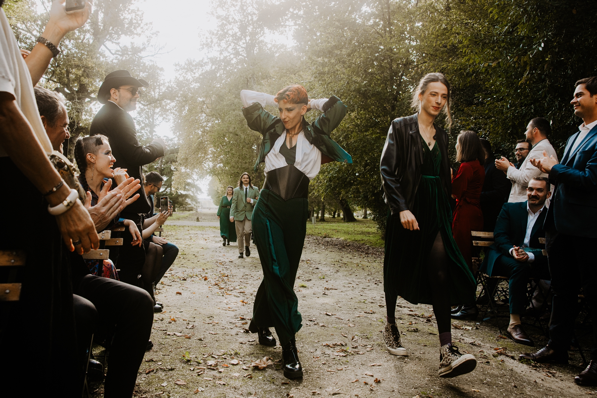Entrée de témoins lors de la cérémonie laique gothique
