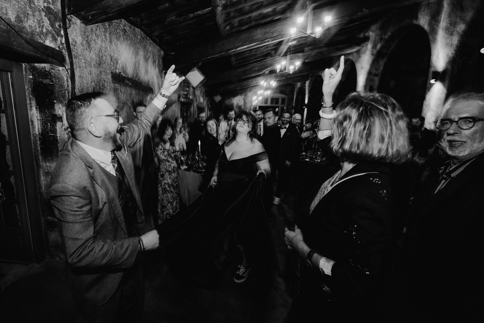 entrée des mariés fan de musique métal lors de leur mariage