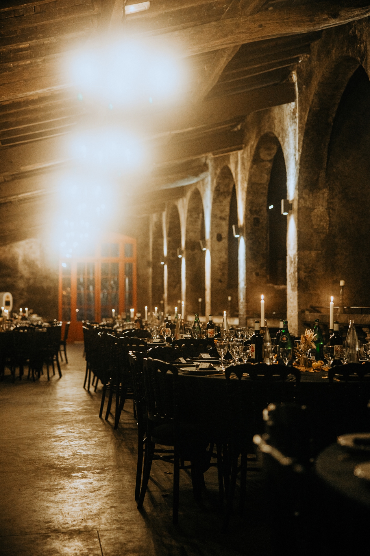 Décoration de salle mariage noir et bougie