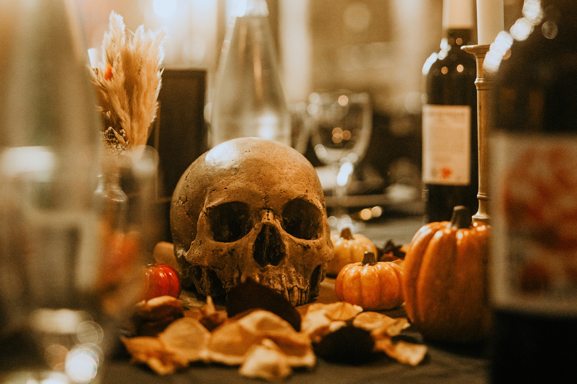 idées déco mariage halloween : crâne doré et citrouilles