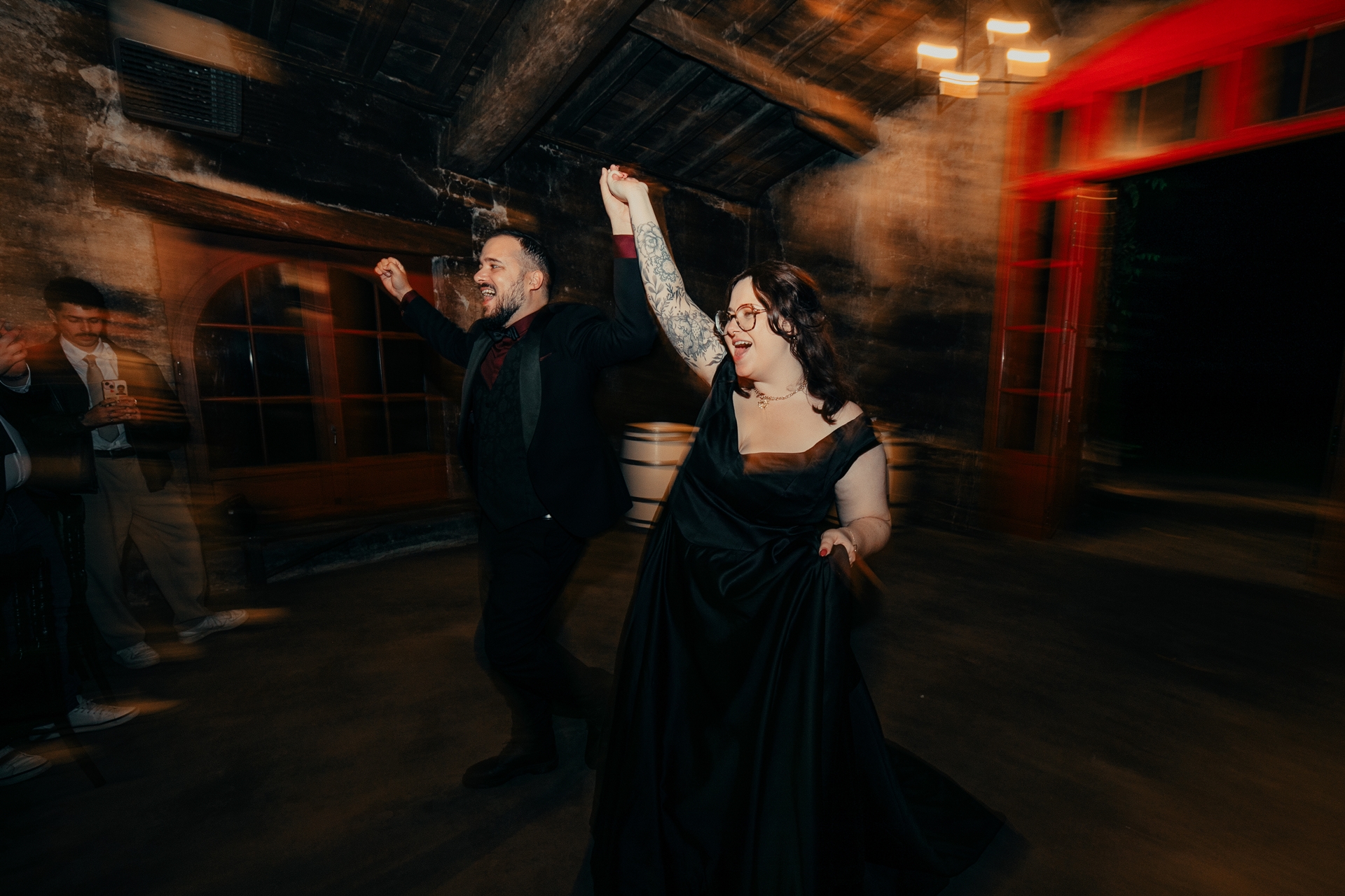 entrée des mariés fan de musique métal lors de leur mariage