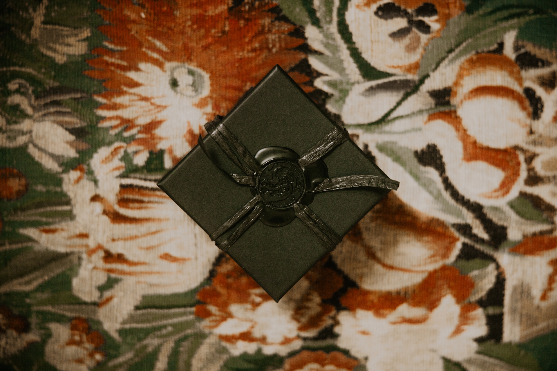 Détails de table mariage noir gothique au Château du Taillan