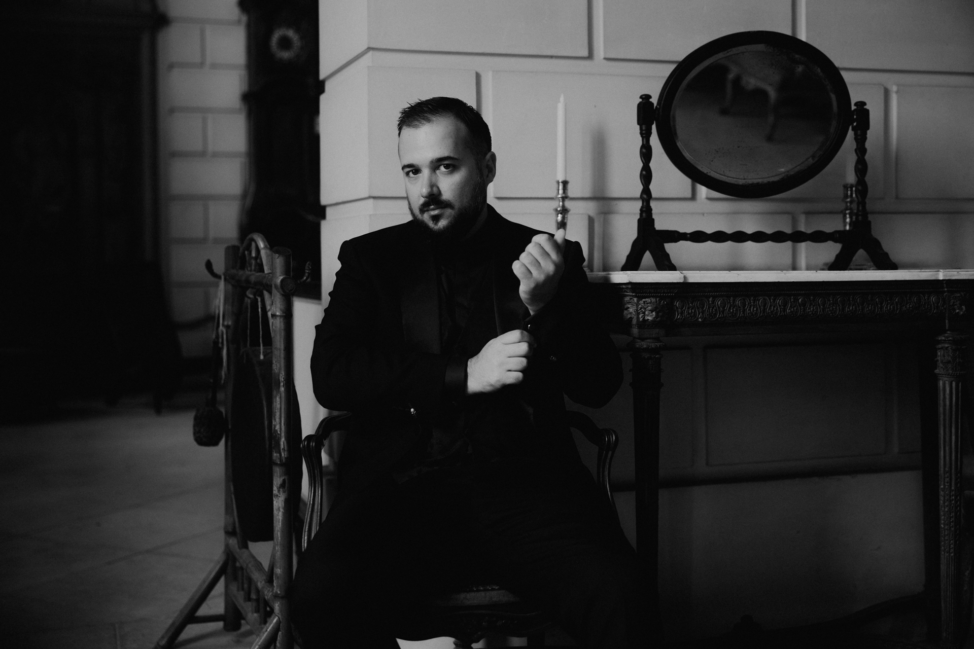 costume du marié tout en noir