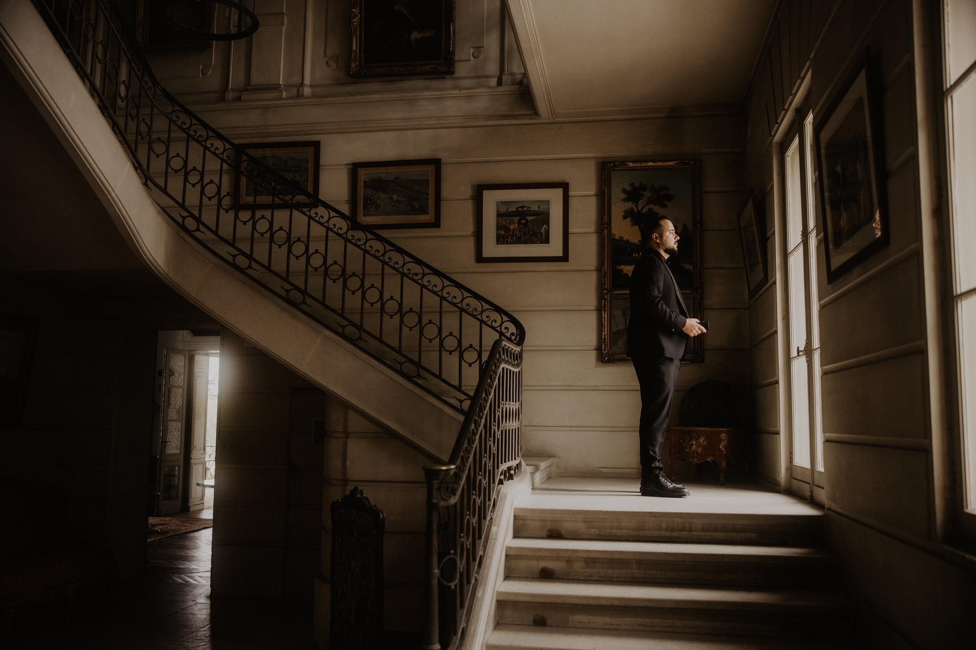 costume du marié tout en noir