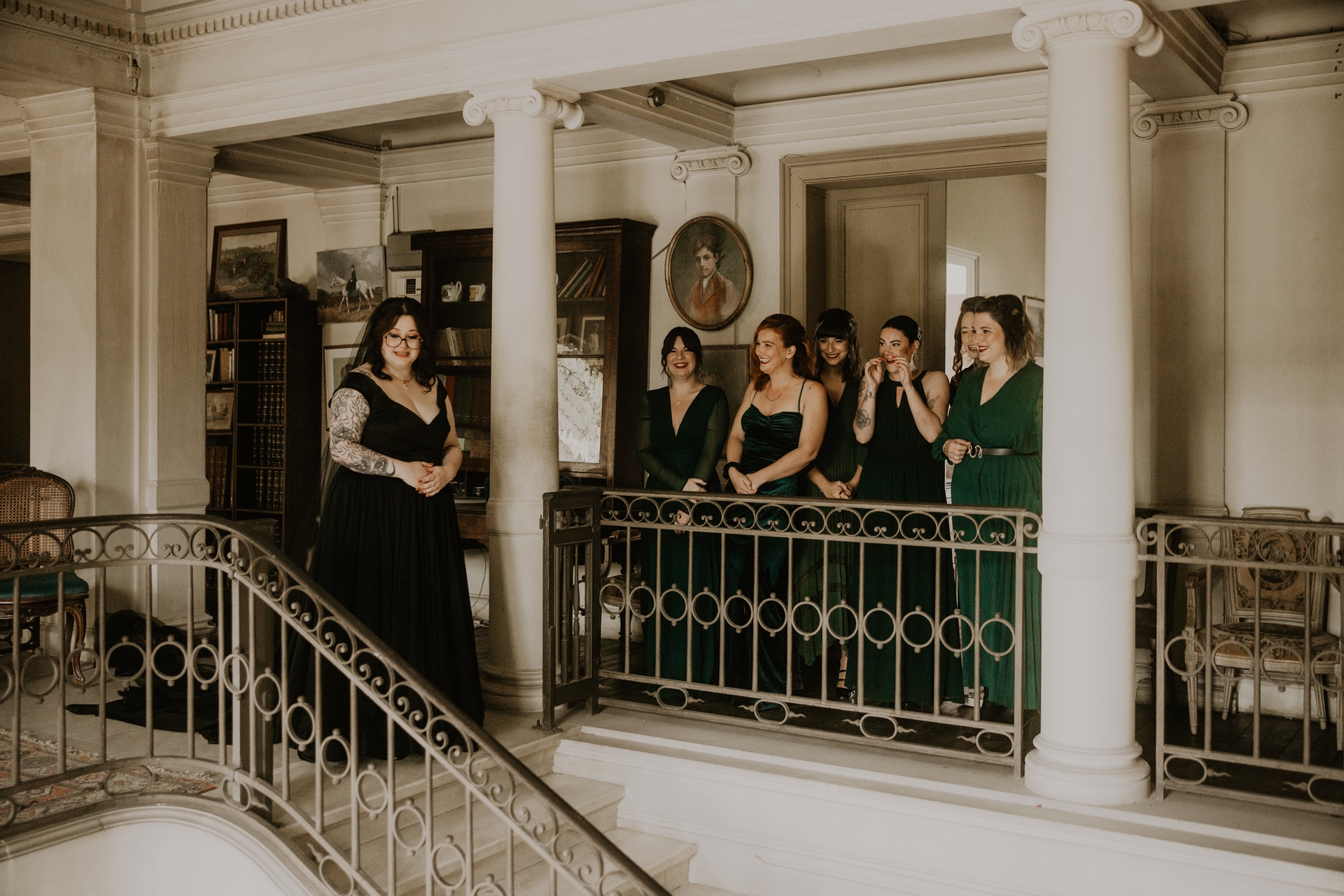 la mariée en noir et ses témoins