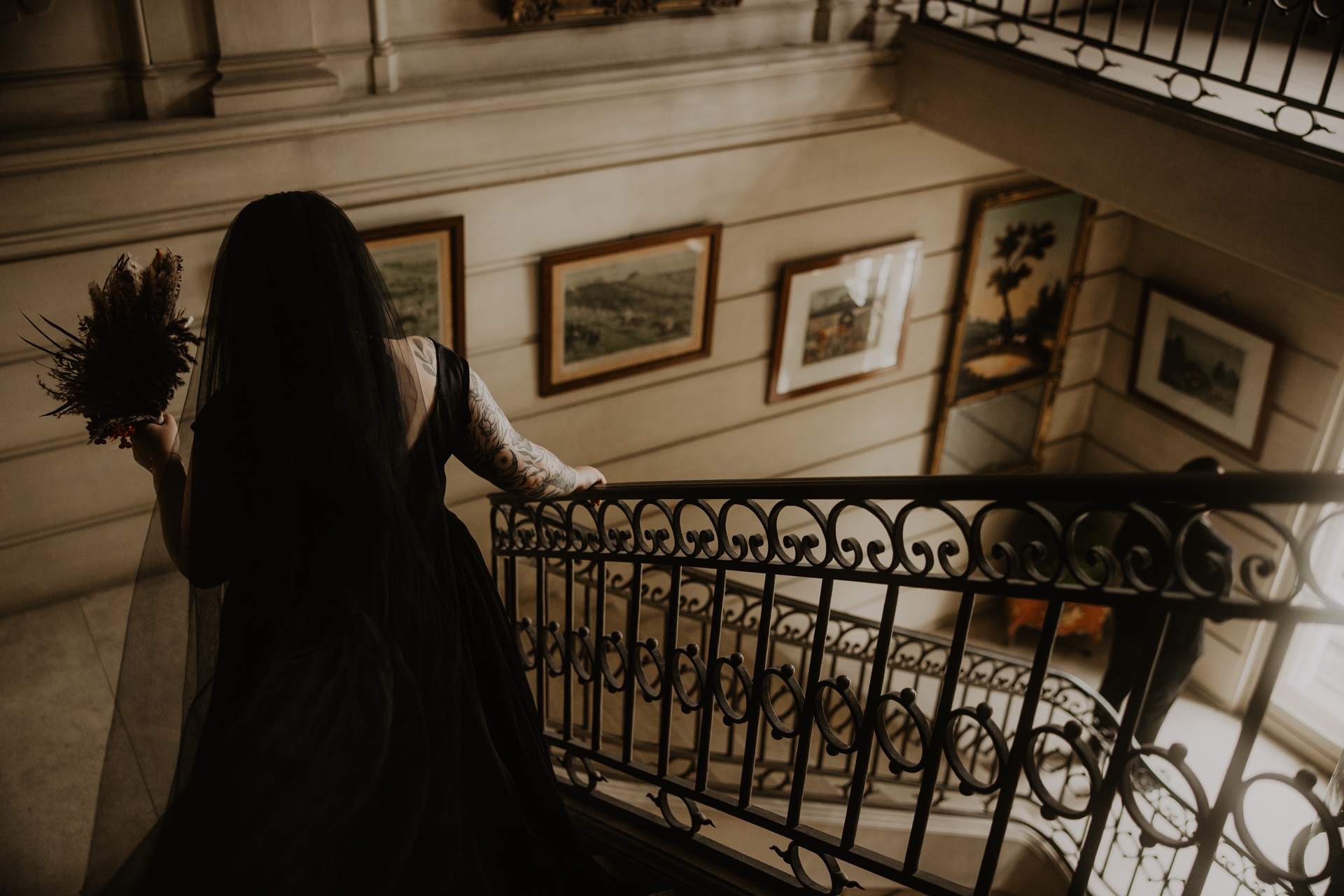 Couple fan de métal pendant leur mariage automnal