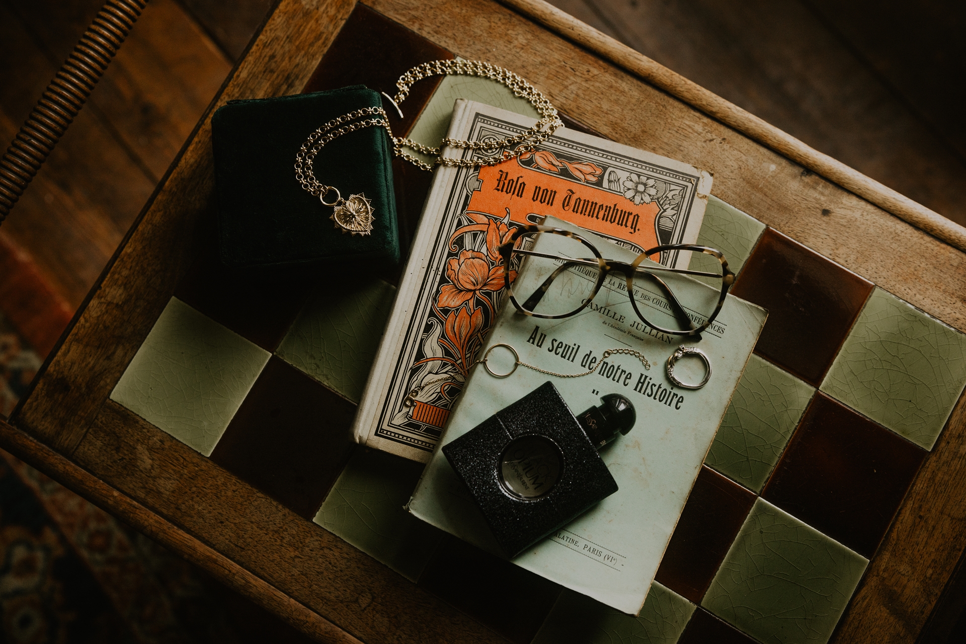 détails de décoration et d'accessoires pour un mariage gothique en noir