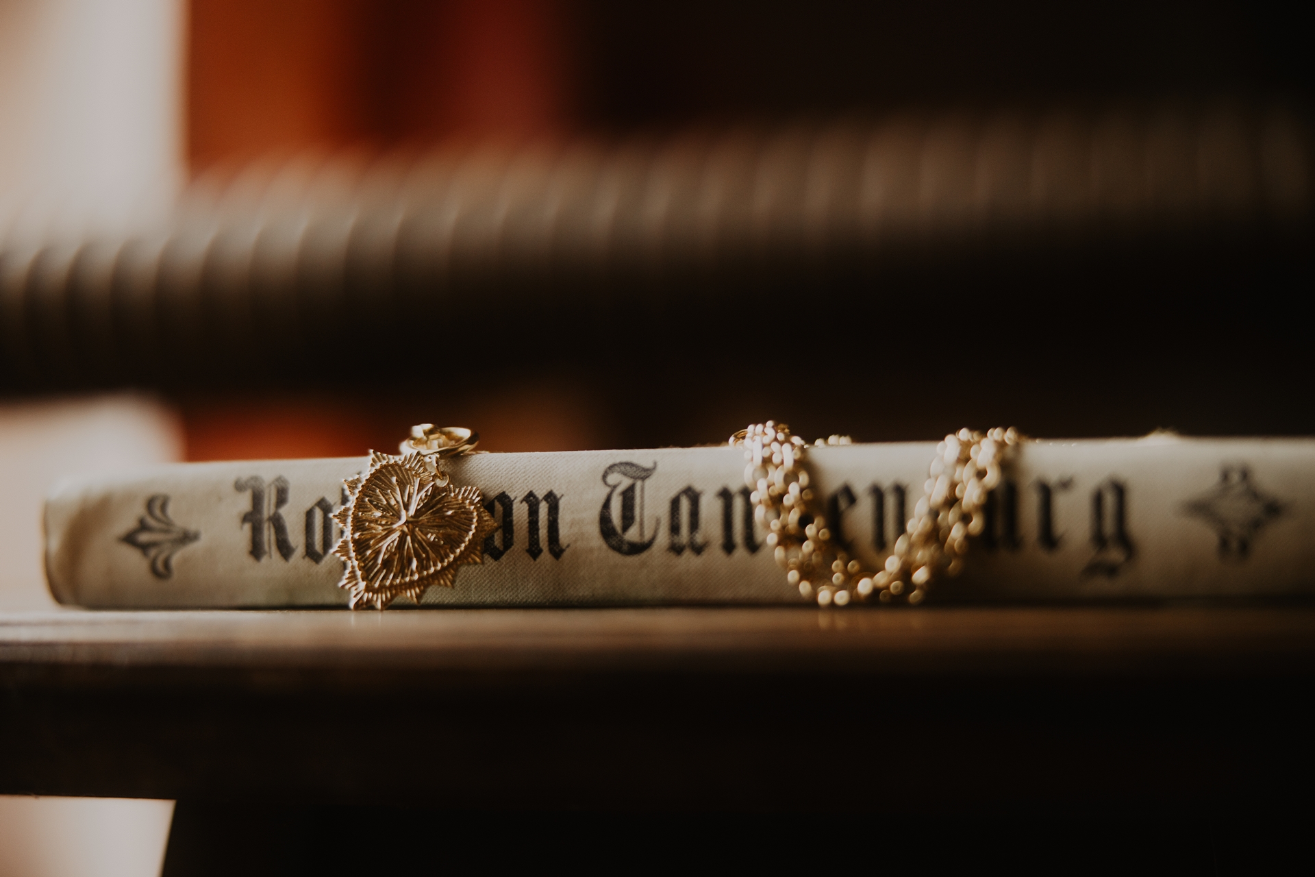 détails de décoration et d'accessoires pour un mariage gothique en noir