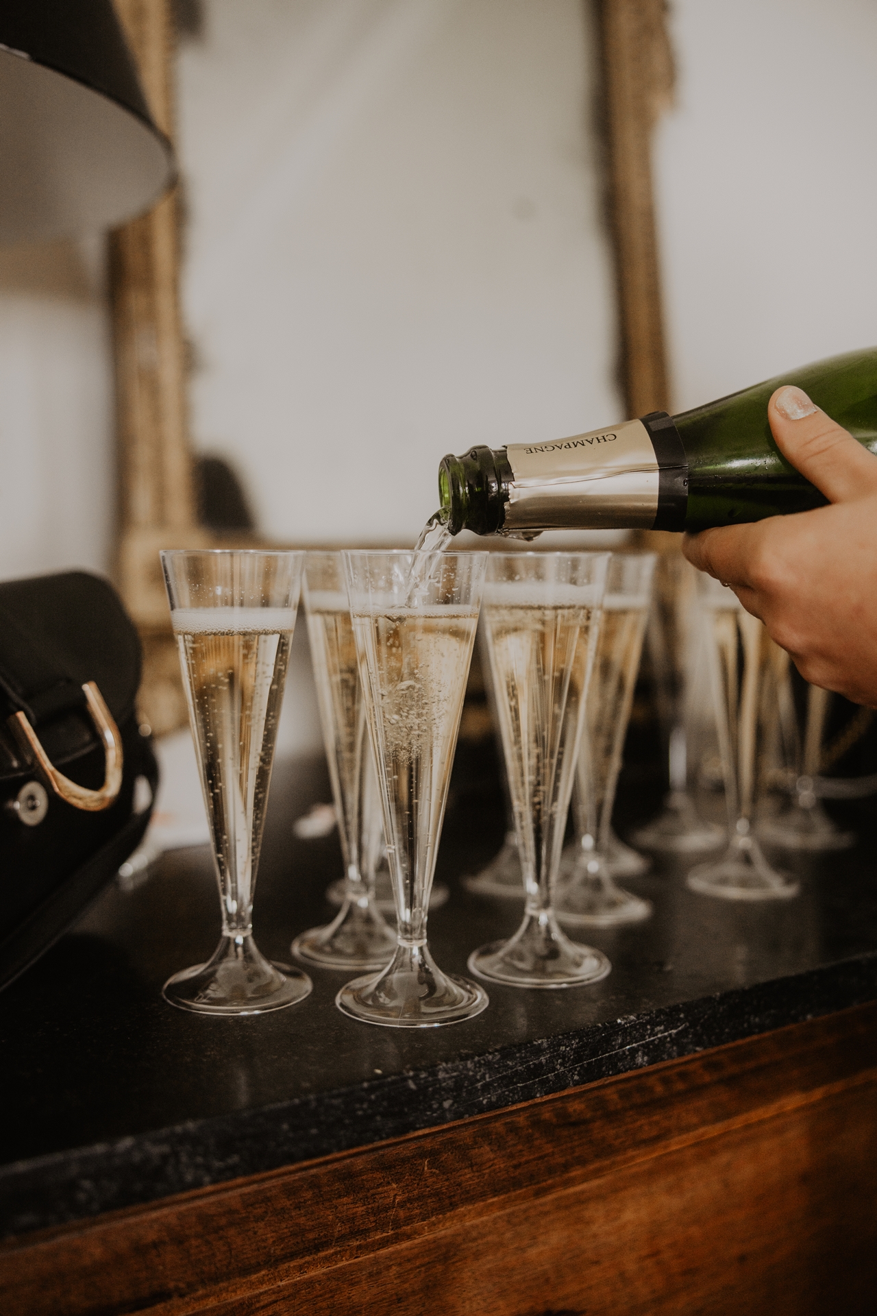 champagne pendant les preparatifs de la mariée