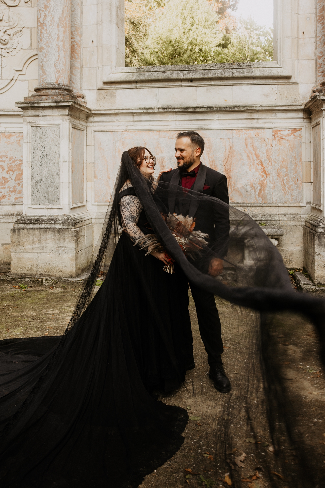 Couple de mariés gothiques dans le parc du Château du Taillan