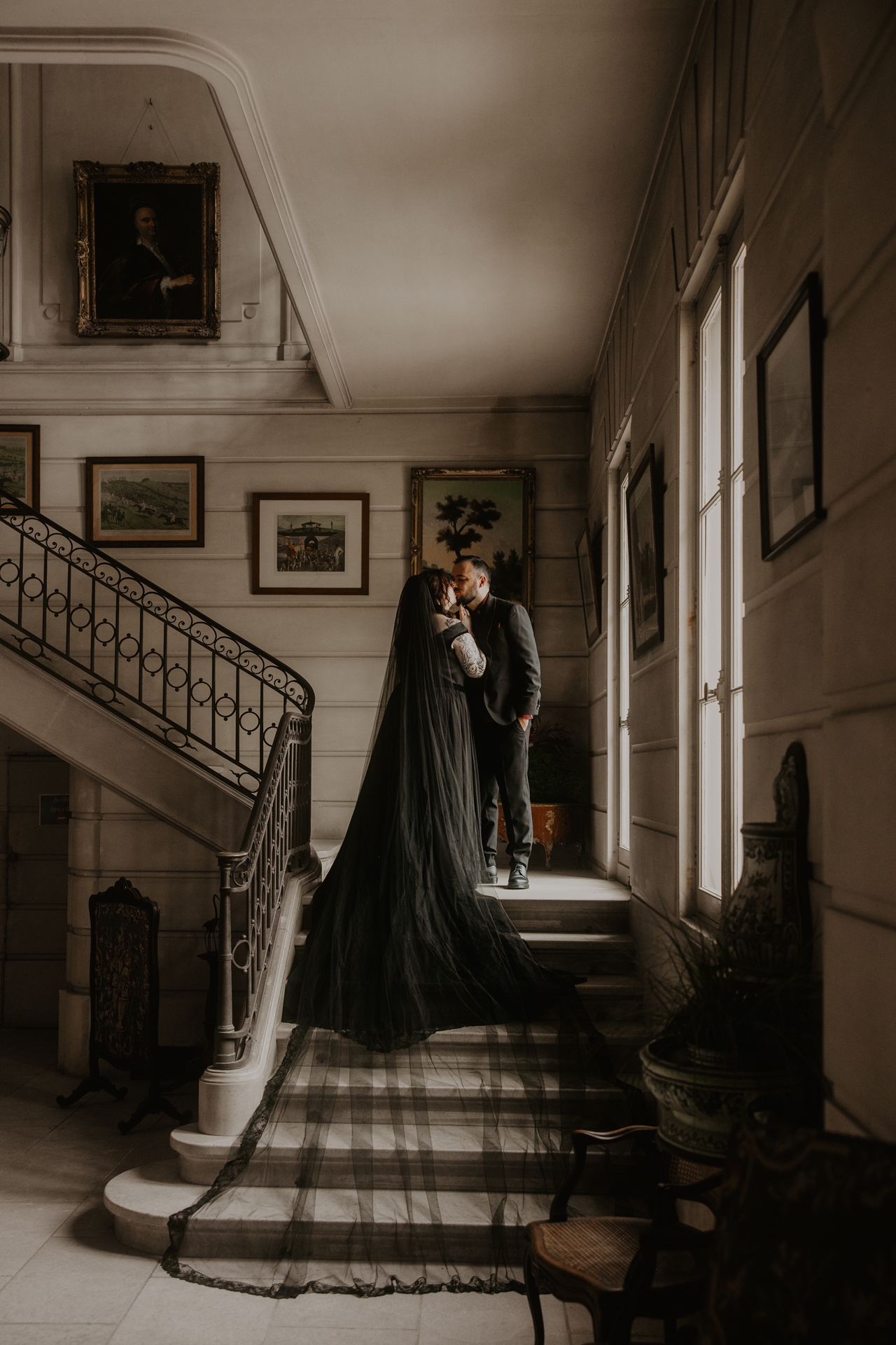 couple de mariés gothique dans les escaliers du chateau