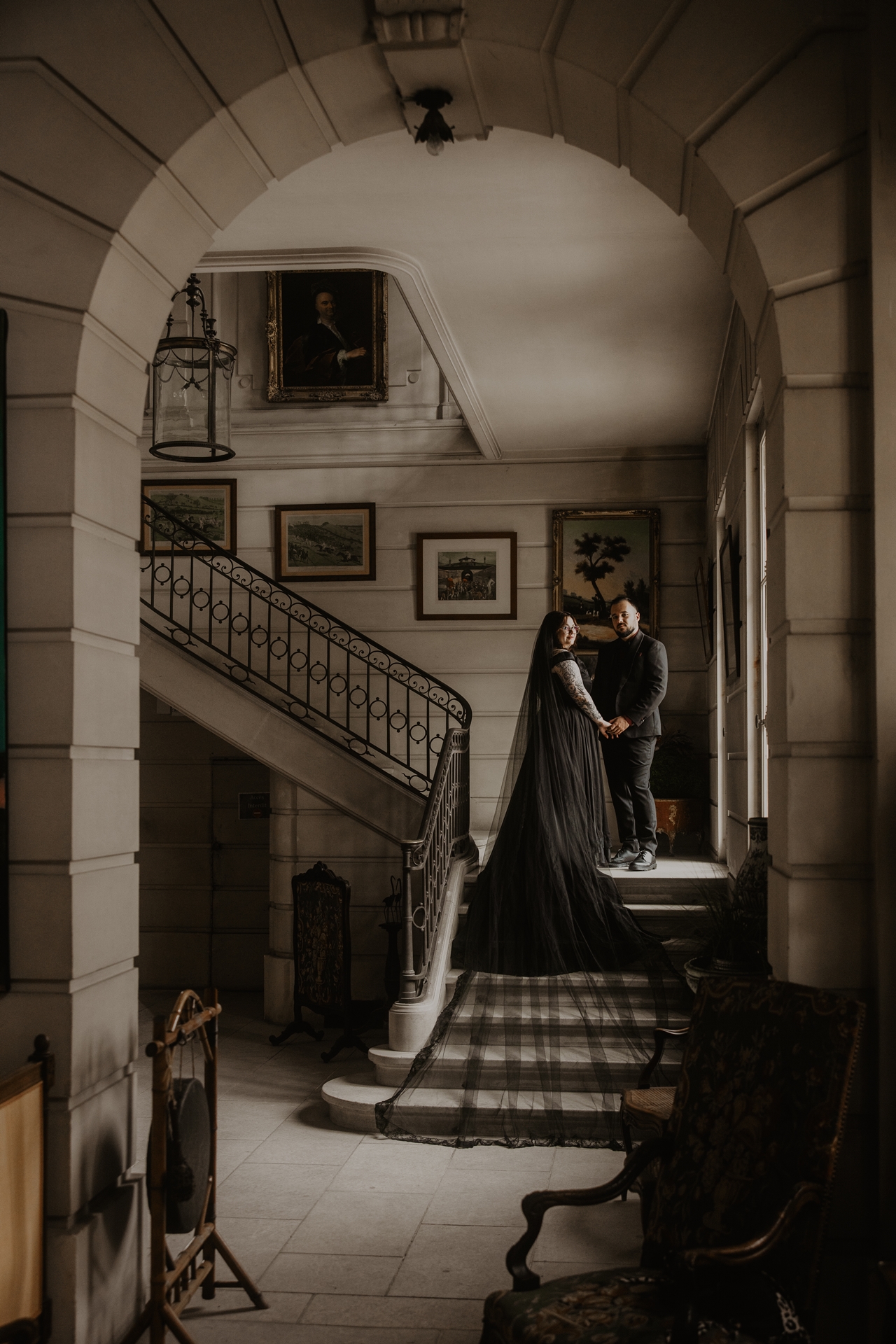 couple de mariés gothique dans les escaliers du chateau