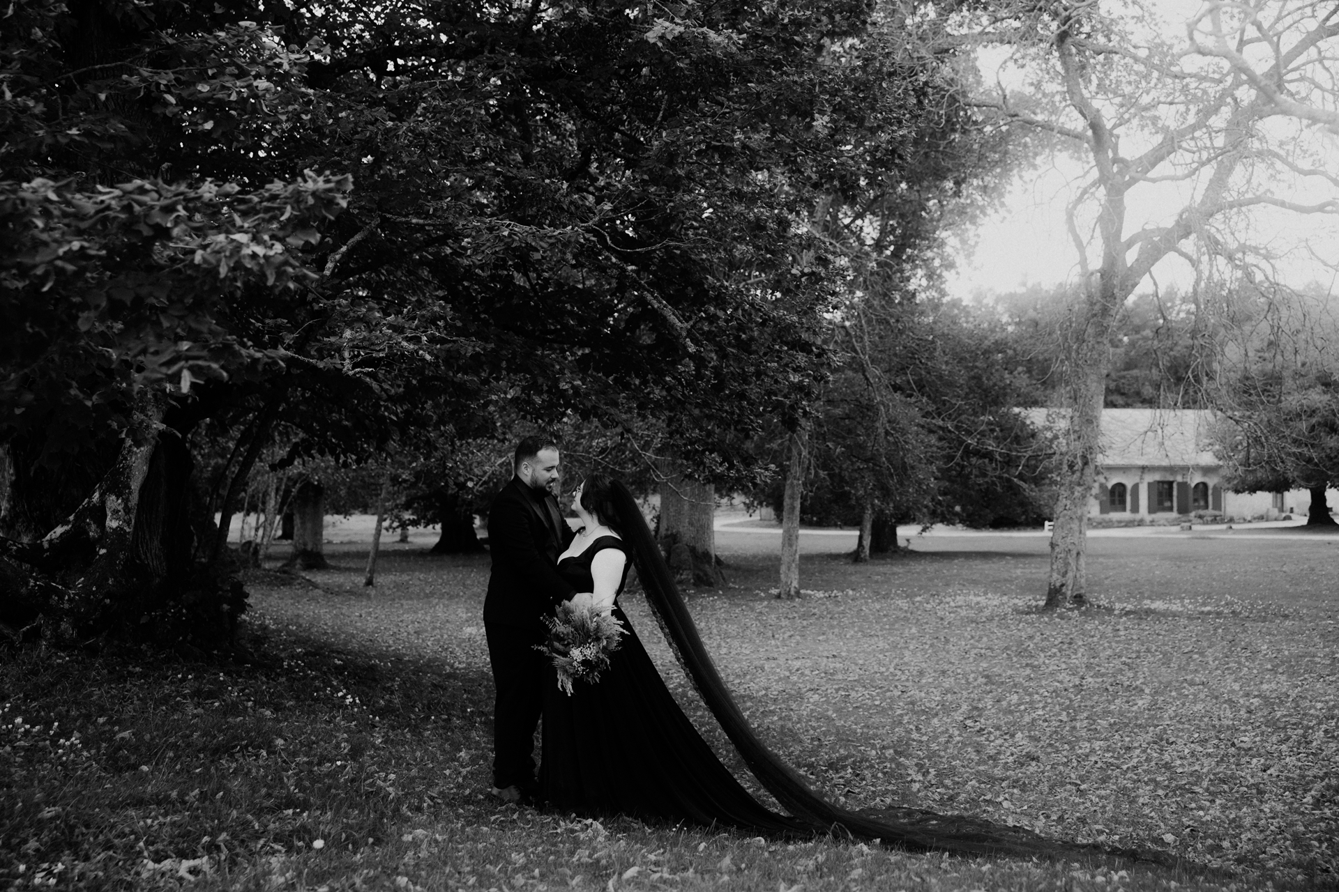 Couple de mariés gothiques dans le parc du Château du Taillan