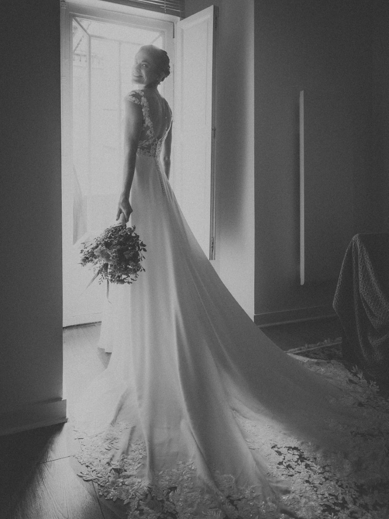 robe de mariée de créateur français portée par une mariée près de Bordeaux