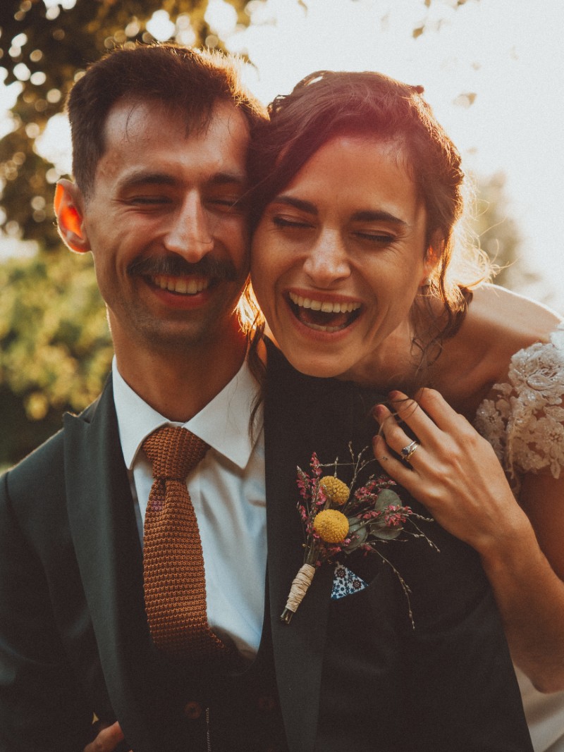couple de mariés dans les vignes près de bordeaux