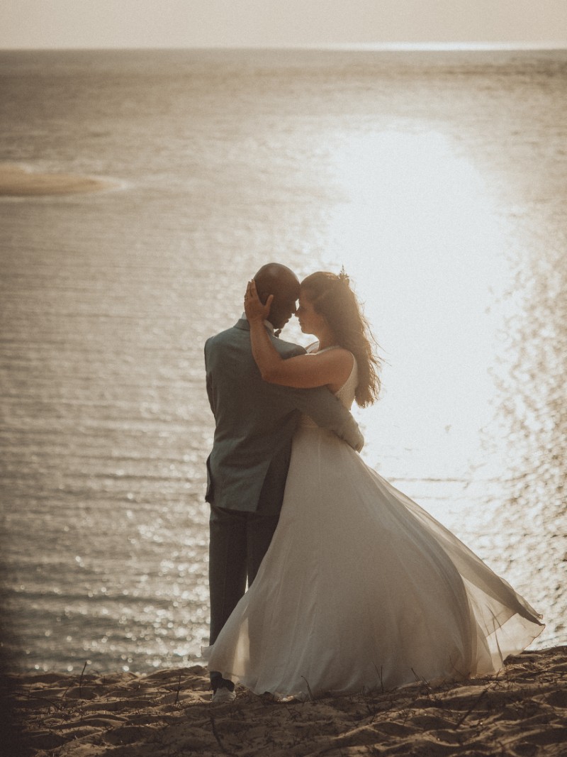 couple de mariés sur la plage à Arcachon au soleil couchant