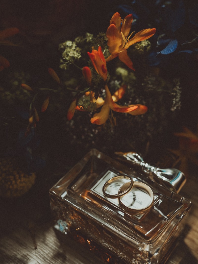 photo de détails et accessoires de mariés lors d'un mariage près de Bordeaux