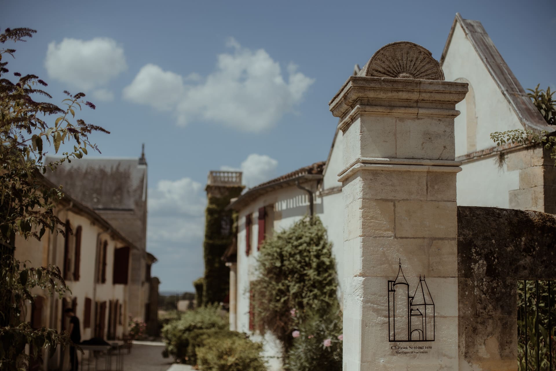 entrée d'un domaine de caractère à la location pour un mariage près de Bordeaux, le chateau Sentout