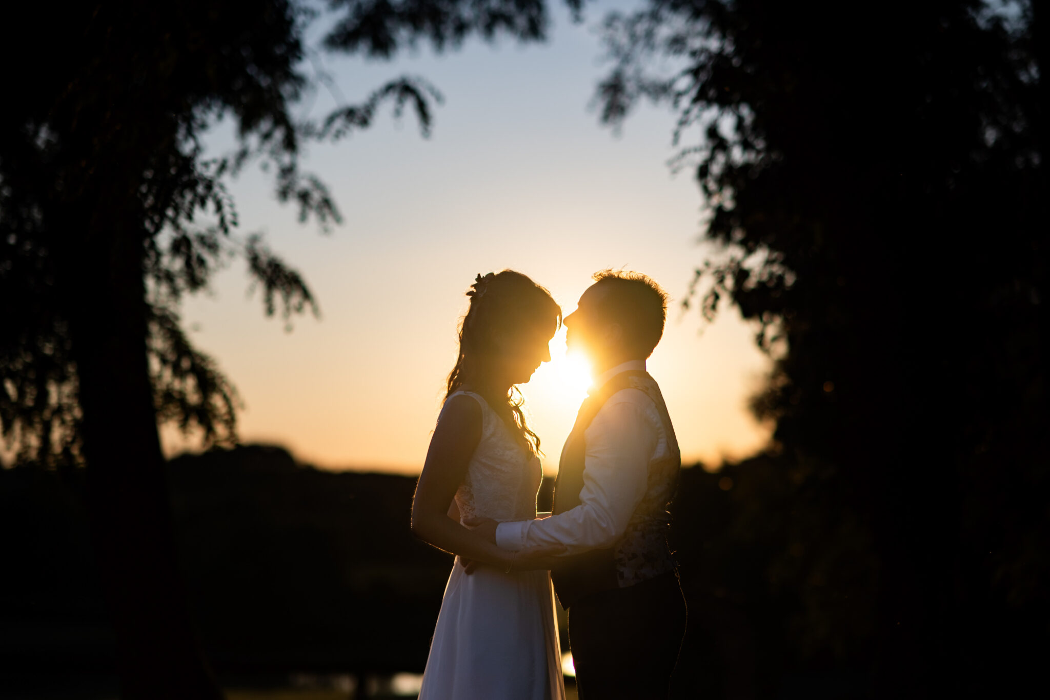photo couple mariage coucher soleil angers