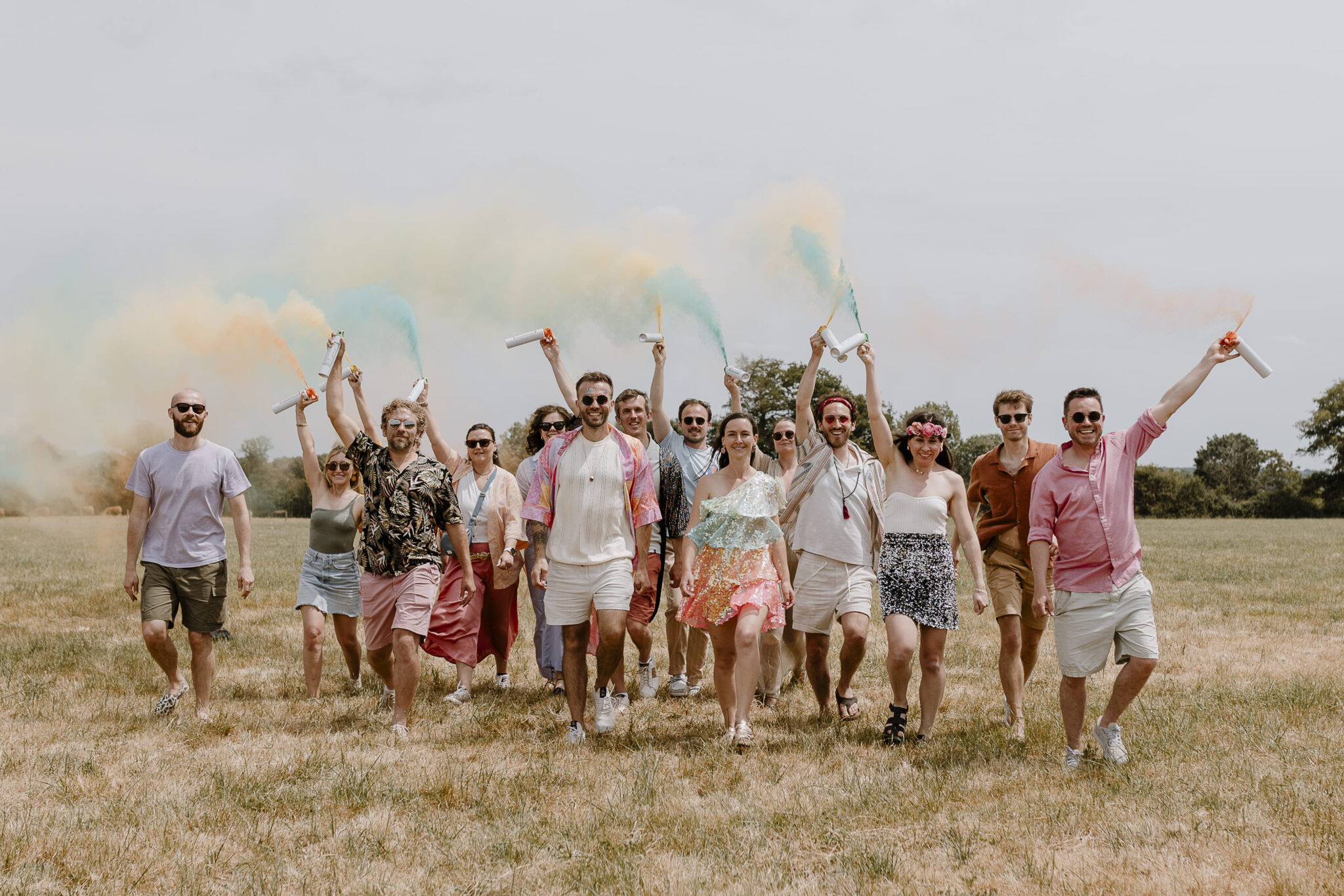 photo de groupe avec fumigènes mariage coloré le mans