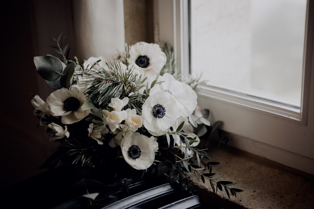 bouquet de mariée d'hiver avec fleurs de saison produites localment