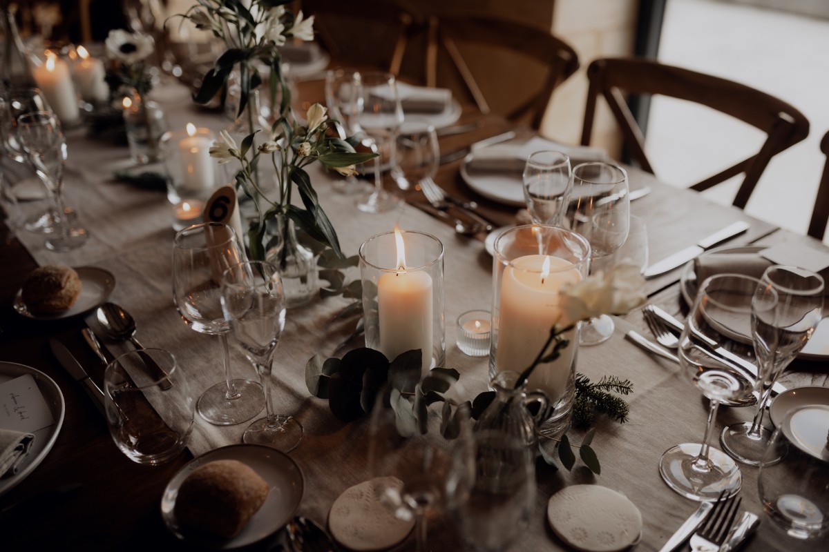 décoration de table élegante et chaleureuse pour un mariage de Noël avec bougies et nappe en lin