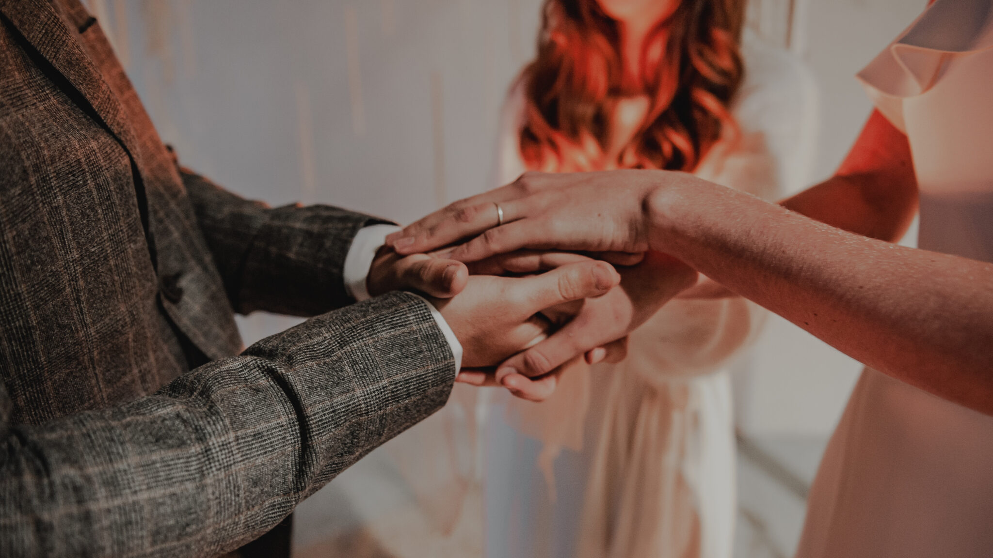 cérémonie laïque en hiver avec un rituel autour de la lumière avec une bougie