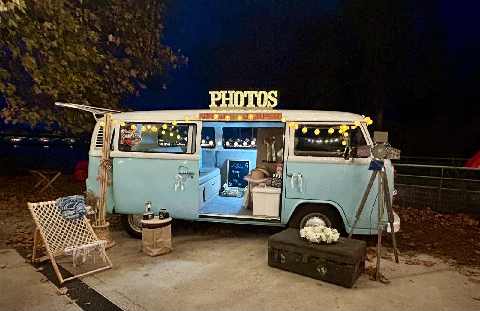 un ancien combi transformé en coin photo pour un mariage à Bordeaux