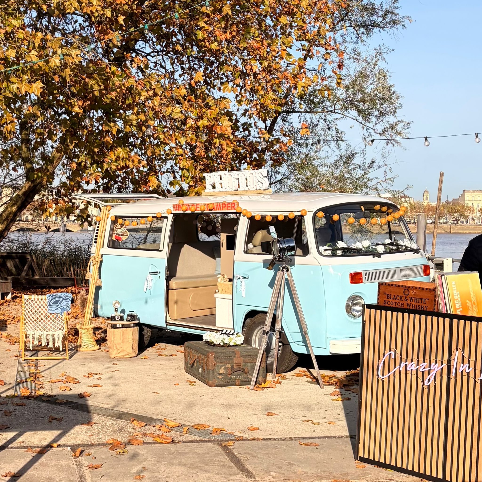 un ancien combi transformé en coin photo pour un mariage à Bordeaux