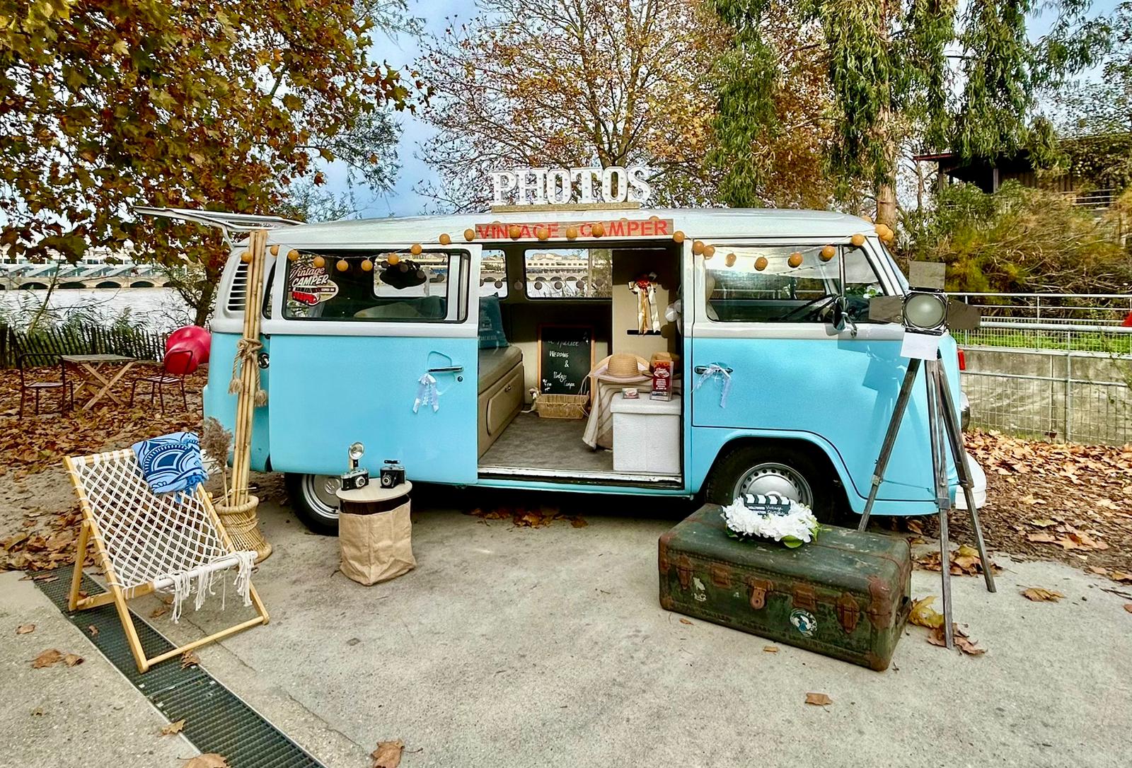 un ancien combi transformé en coin photo pour un mariage à Bordeaux