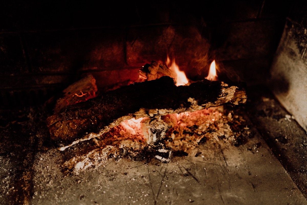 feu de cheminée pour une ambiance chaleureuse pour un mariage d'hiver à Noël