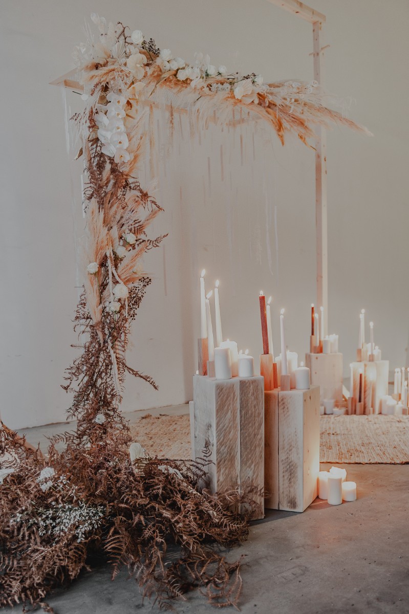 décoration d'une cérémonie laïque d'hiver minimaliste et égégante avec des bougies