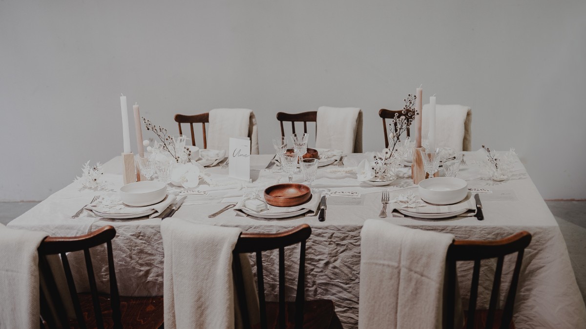 Table décorée pour un mariage d'hiver avec des matières naturelles et des plaids pour les invités