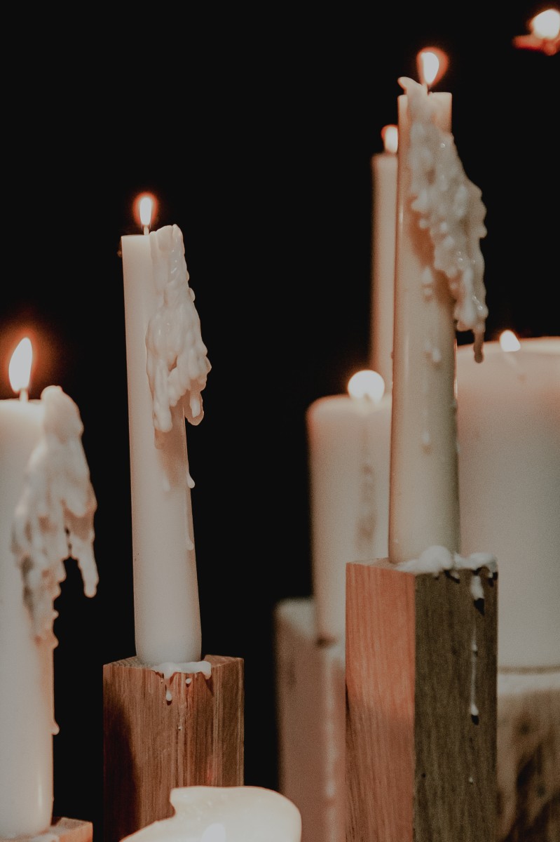 décoration d'une cérémonie laïque d'hiver minimaliste et égégante avec des bougies et des matières naturelles