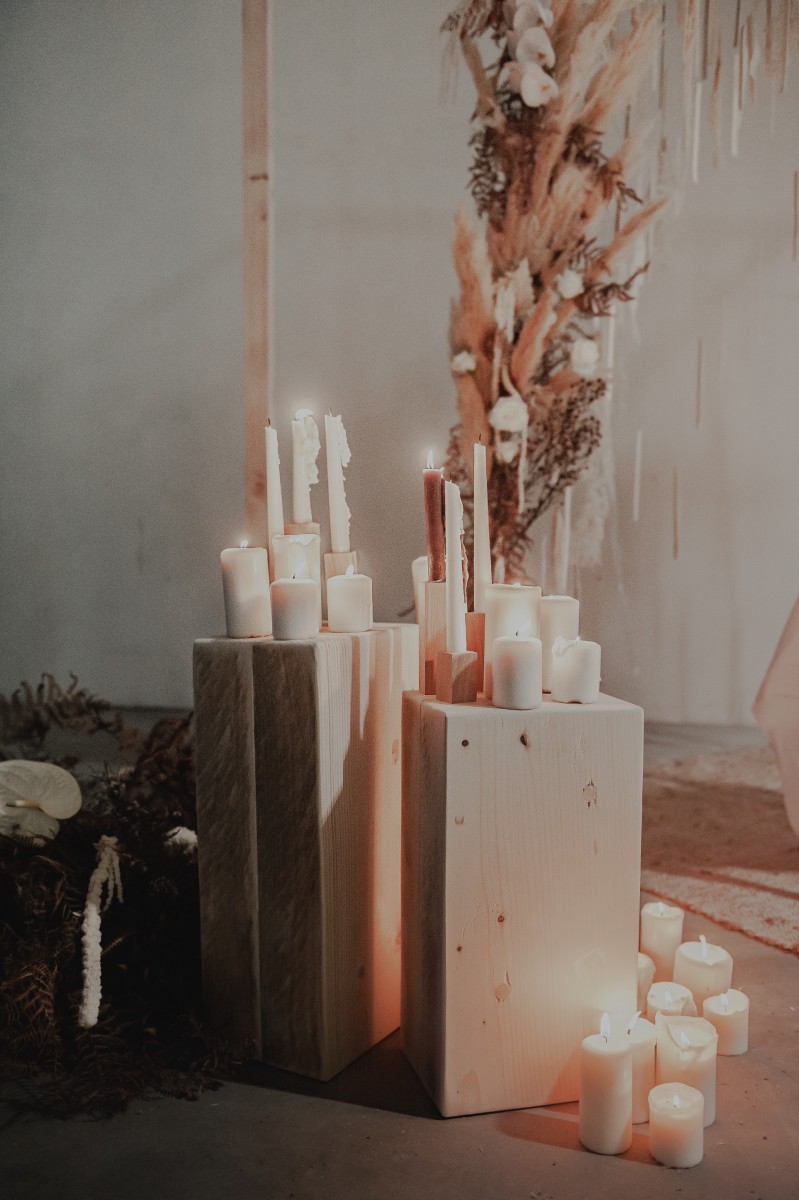 décoration d'une cérémonie laïque d'hiver minimaliste et égégante avec des bougies et des matières naturelles