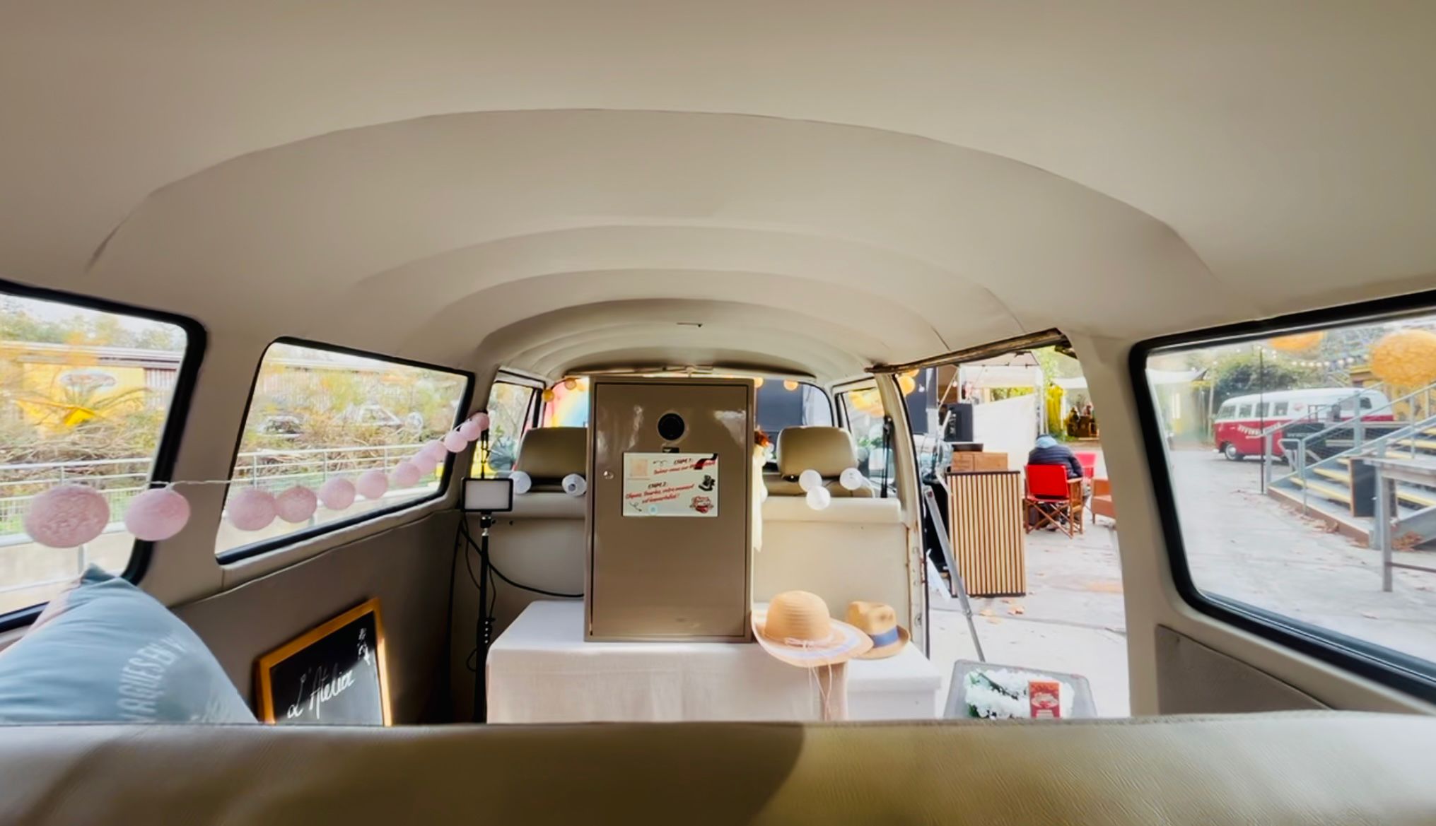 intérieur d'un combi vintage transformé en photobooth pour un mariage