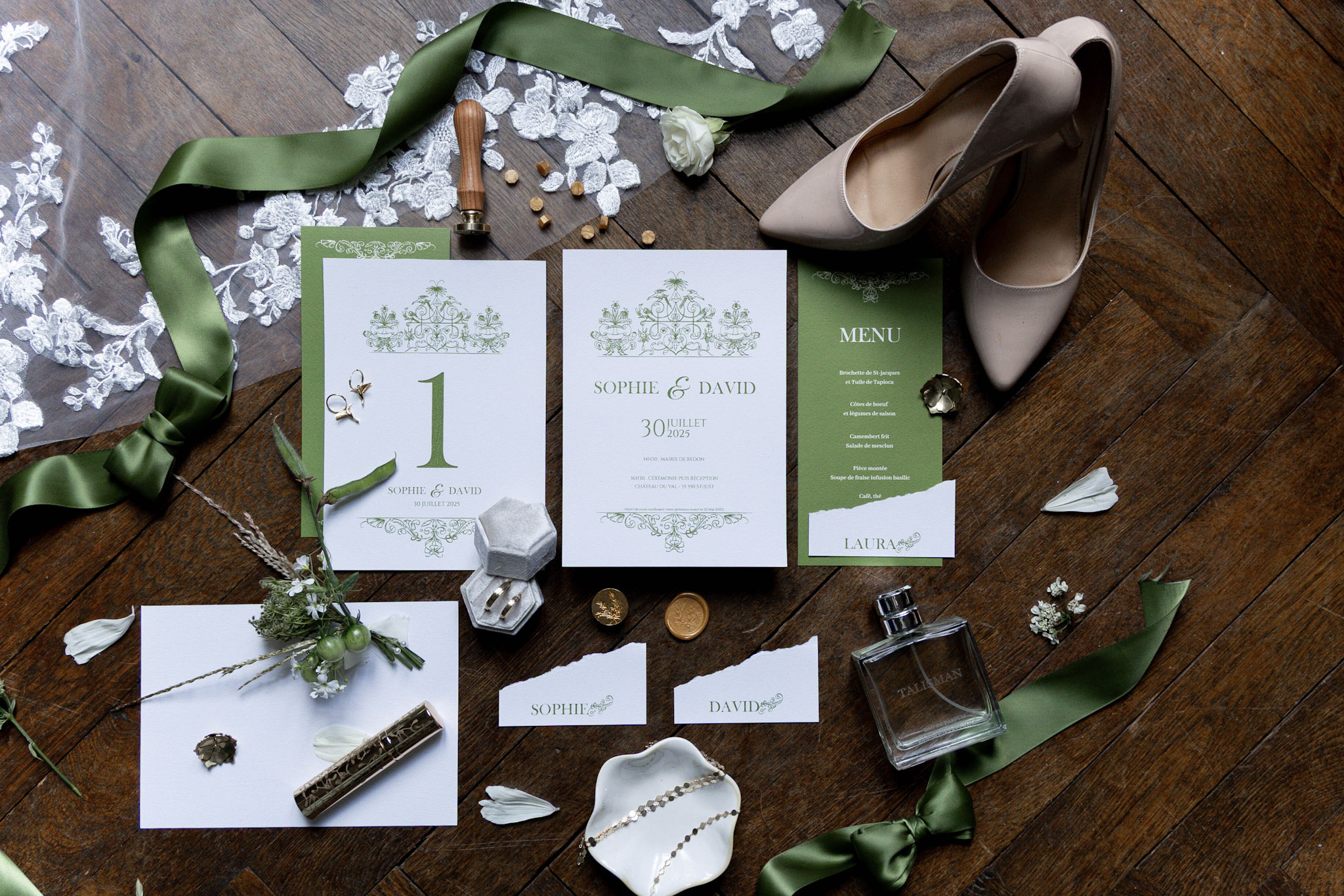 flatlay mariage vert blanc