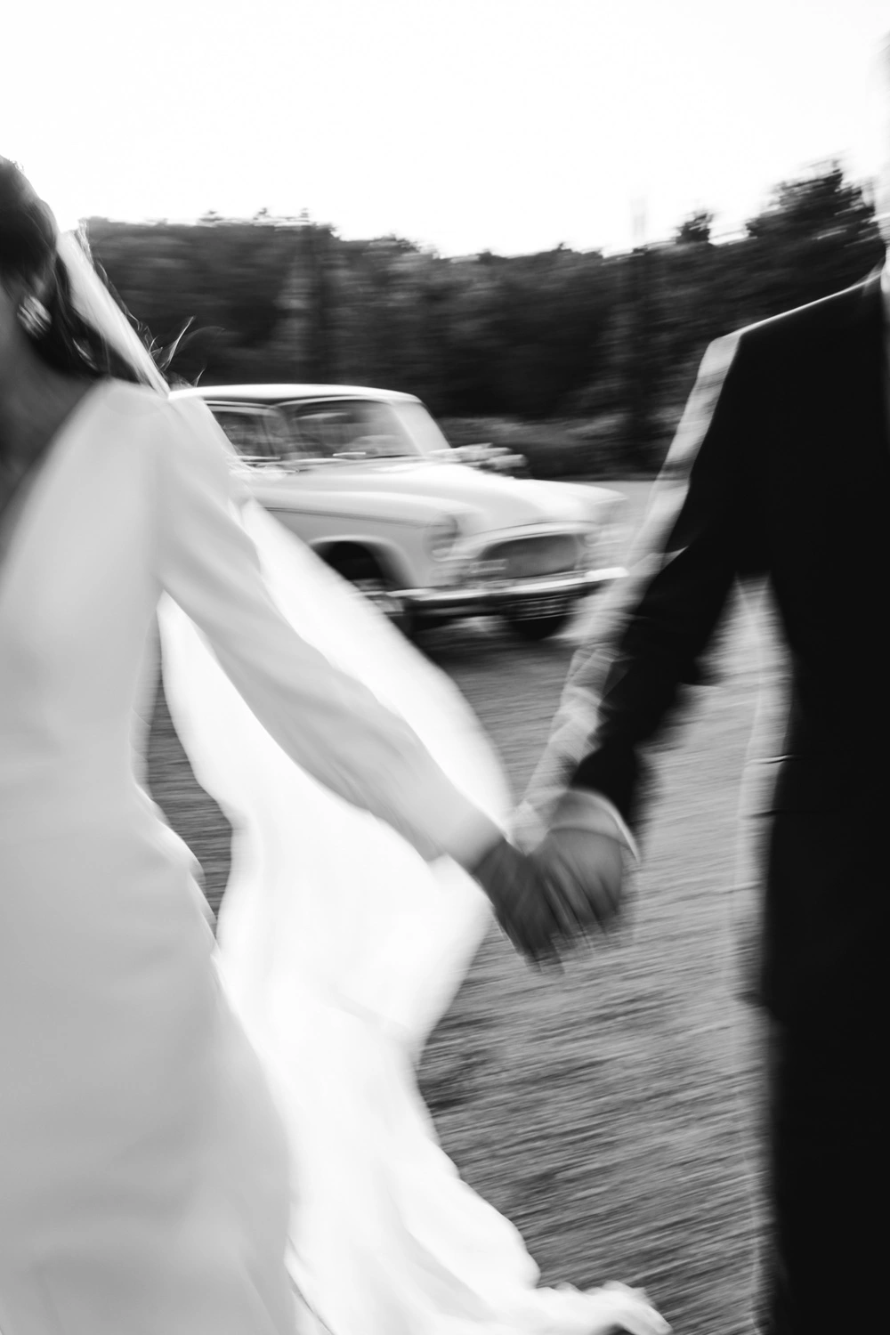Flou de mouvement des maries qui courent vers la photographe mariage landes