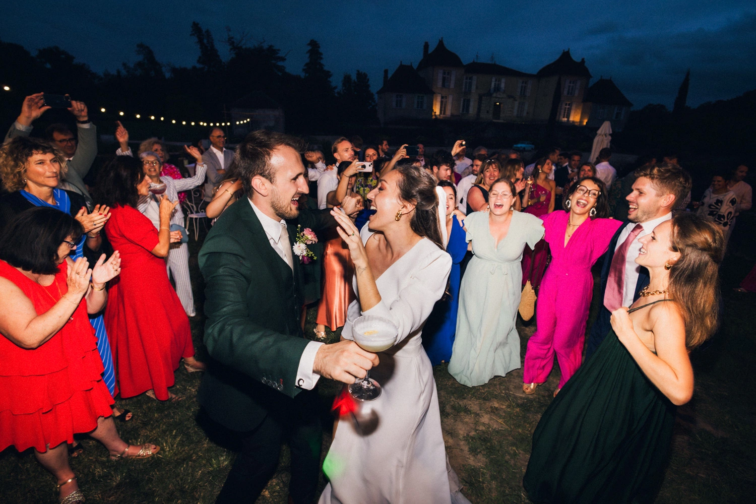 Pendant un cocktail de mariage dans les Landes, les maries dansent au milieu de leurs invites